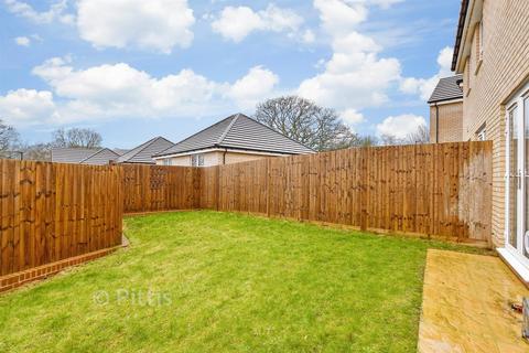 3 bed property, in Hollyhock Crescent, £240,000