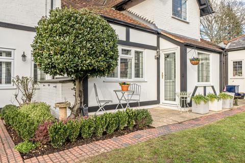 2 bed property, in Heathlands Road, £365,000