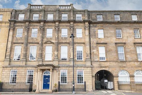 2 bed property, in Collingwood Mansions, £160,000