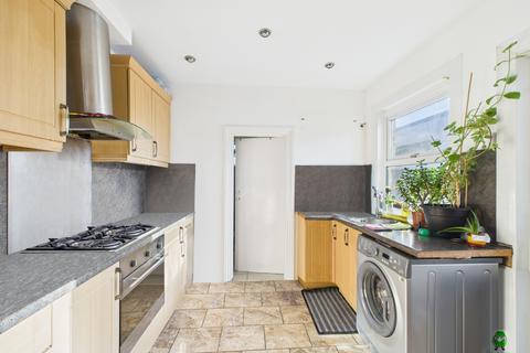 3 bed property, in Sandford Road, £425,000