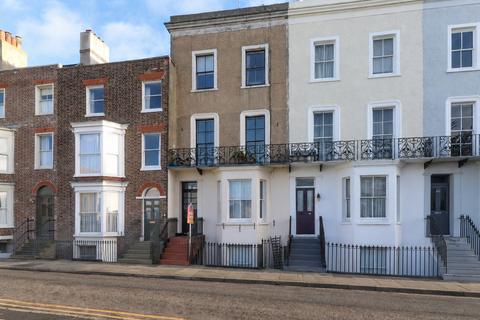 2 bed property, in Trinity Square, £225,000
