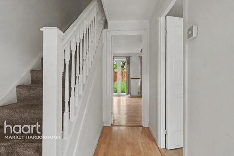 2 bed property, in Tymecrosse Gardens, £200,000