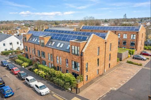 2 bed property, in Hedley Road, £425,000