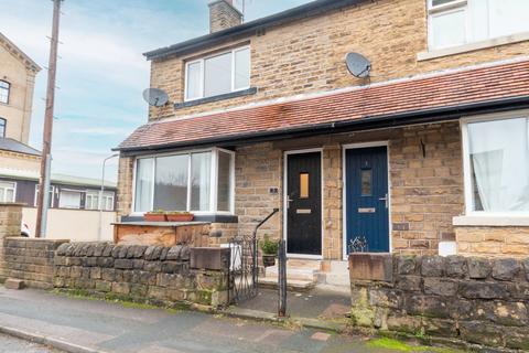 2 bed property, in Hillside Road, £200,000