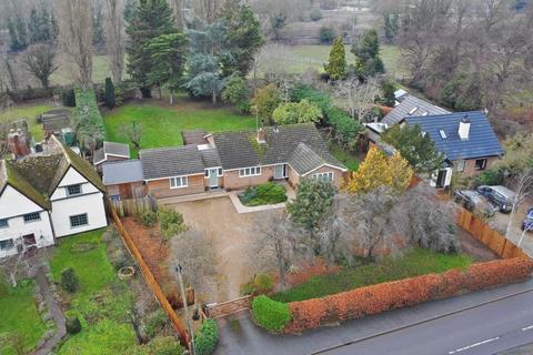4 bed property, in High Street, £700,000