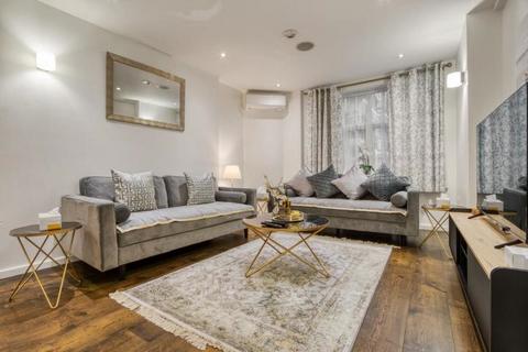 2 bed property, in Princes Court, £600,000