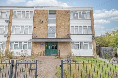1 bed property, in Tennyson Avenue, £100,000