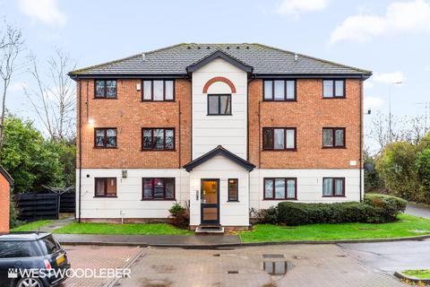 1 bed property, in Parrotts Field, £145,000
