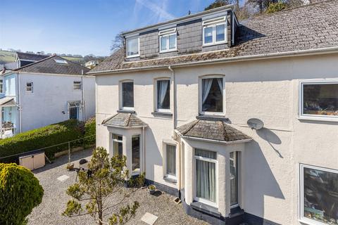 2 bed property, in Hillside Court, £140,000