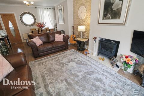 2 bed property, in Grosvenor Road, £150,000