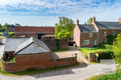 3 bed property, in Fritton Farm House, £600,000