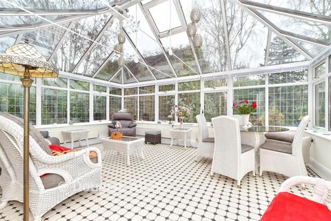 5 bed property, in Nursery Road, £800,000
