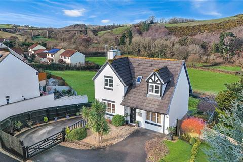 5 bed property, in Maine Close, £525,000