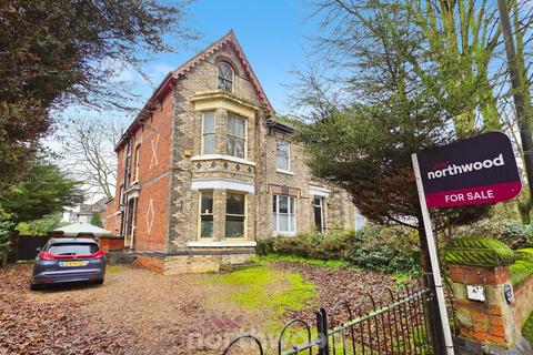4 bed property, in Avenue Road, £350,000