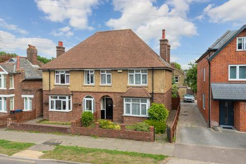 3 bed property, in Forty Acres Road, £375,000