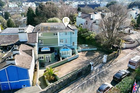 4 bed property, in Wellswood, £550,000