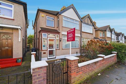 3 bed property, in Beechmount Avenue, £699,950