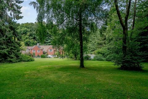 5 bed property, in Newnham Hill, £1,500,000