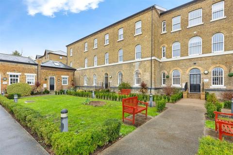 2 bed property, in 2 Chaucer House, £365,000