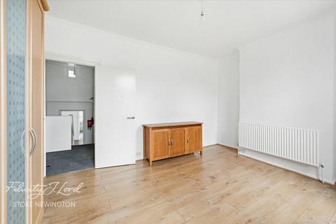 2 bed property, in Beaconsfield Road, £400,000