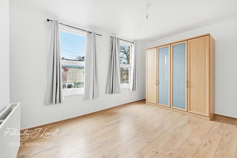 2 bed property, in Beaconsfield Road, £400,000