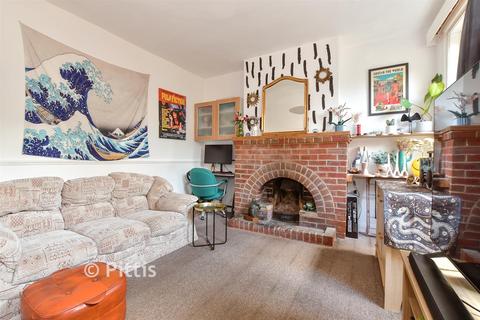3 bed property, in Tennyson Road, £170,000