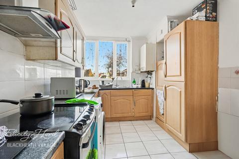 4 bed property, in Charlesfield, £380,000