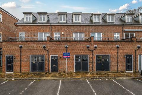 3 bed property, in Linden Square, £350,000