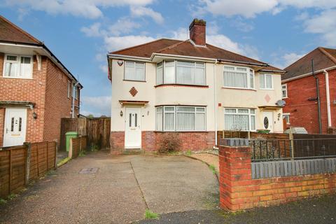 3 bed property, in SHOLING! NO FORWARD CHAIN! POTENTIAL TO IMPROVE!, £260,000
