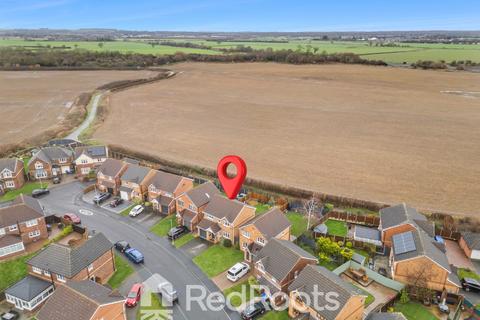 4 bed property, in Radcliffe Lane, £300,000