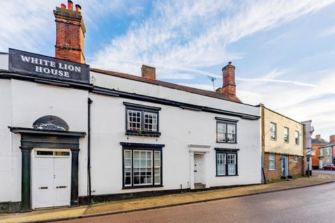 3 bed property, in Broad Street, £300,000