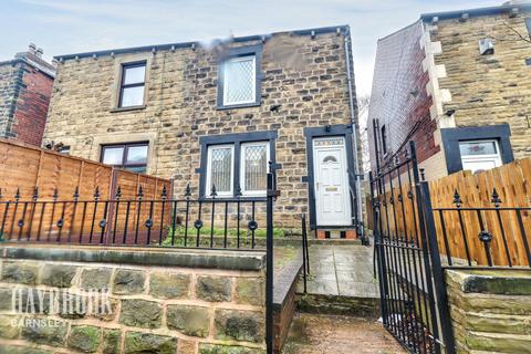 2 bed property, in Crompton Avenue, £130,000