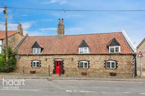 5 bed property, in Hythe Road, £280,000