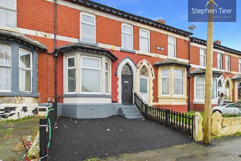 4 bed property, in Regent Road, £220,000