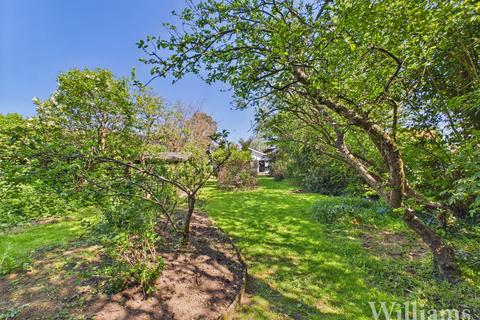 4 bed property, in Wingrave Road, £600,000