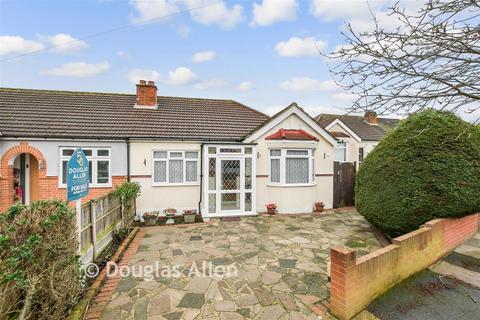 2 bed property, in Woodfield Way, £465,000