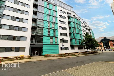 1 bed property, in Ingram Street, £90,000