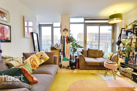 1 bed property, in Ingram Street, £90,000