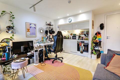 1 bed property, in Ingram Street, £90,000