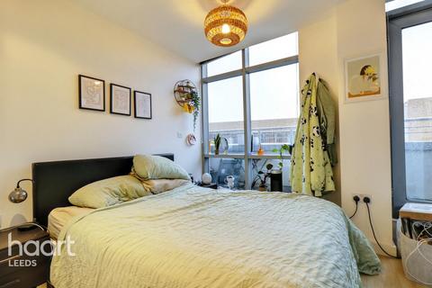 1 bed property, in Ingram Street, £90,000