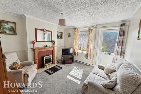 2 bed property, in Elm Road, £160,000