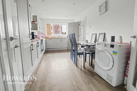 3 bed property, in Main Road, £290,000