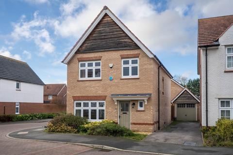 3 bed property, in St. Edmunds Way, £550,000
