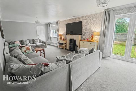 5 bed property, in Spruce Avenue, £320,000