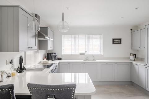 3 bed property, in Culimore Close, £695,000