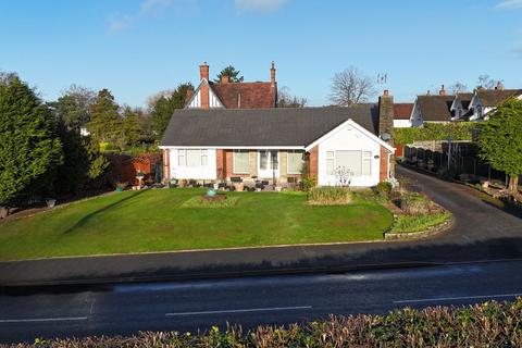 3 bed property, in The Green, £400,000