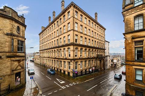 2 bed property, in East Parade, £40,000