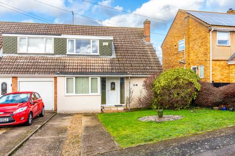 3 bed property, in Meadow Walk, £235,000