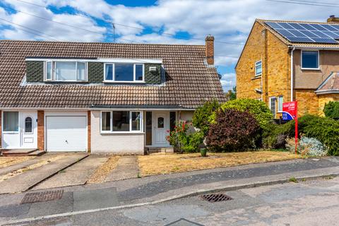 3 bed property, in Meadow Walk, £235,000