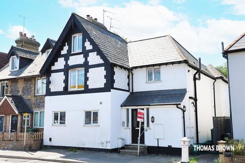 1 bed property, in High Street, £268,000